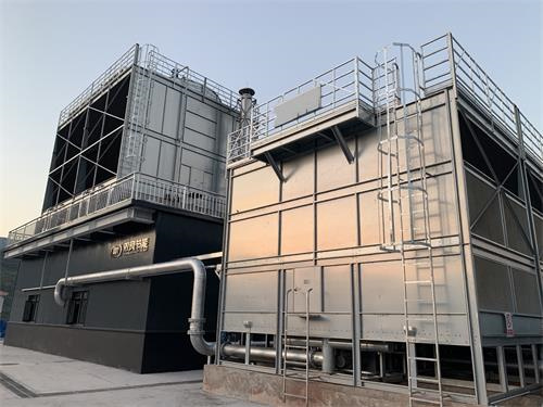圓形冷卻塔采用加熱板來(lái)保溫的方法,圓形冷卻塔安裝